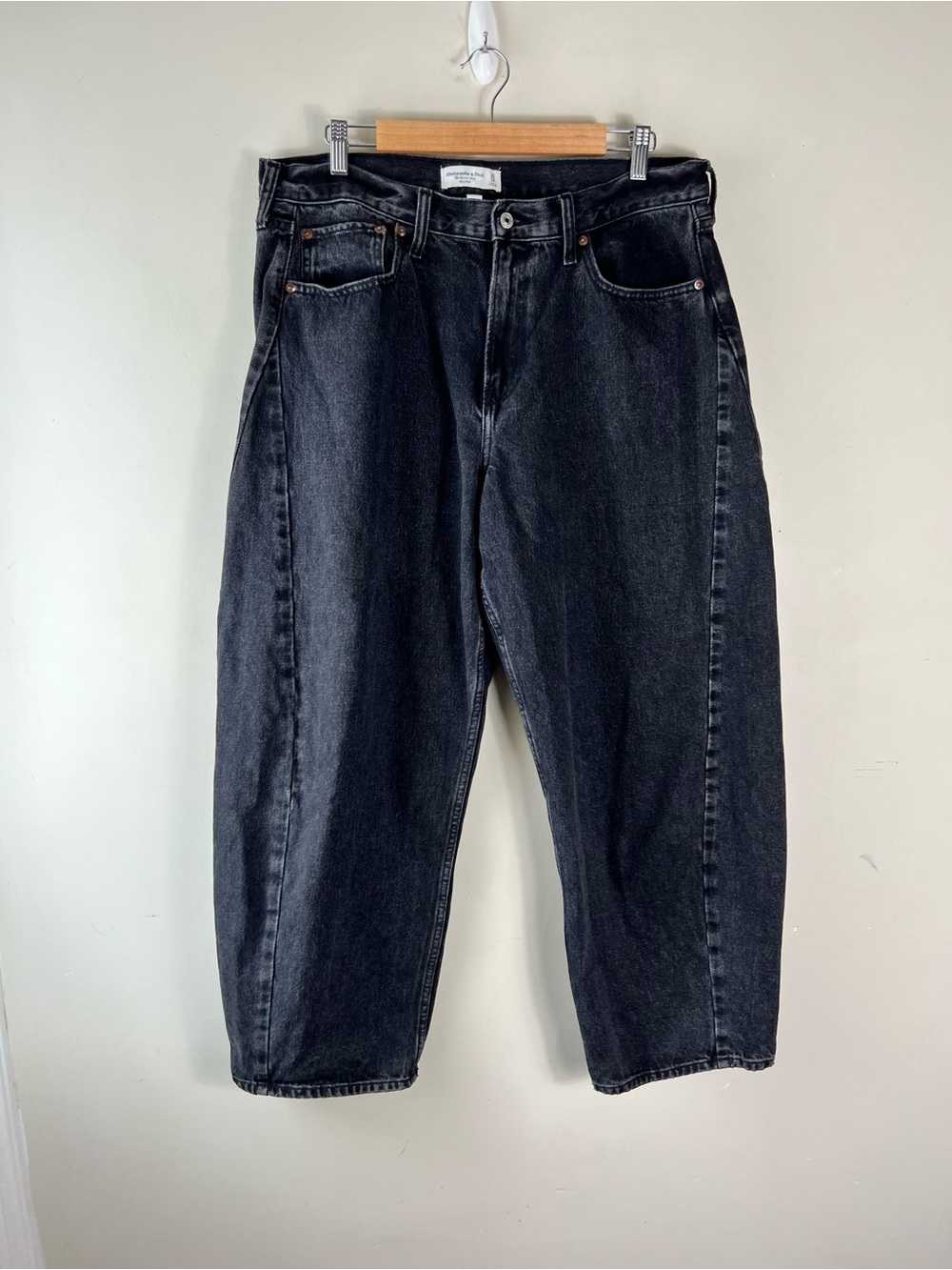 Abercrombie & Fitch Curve Love Mid Rise Barrel Jean Washed Black Size 32 Long - Picture 3 of 11